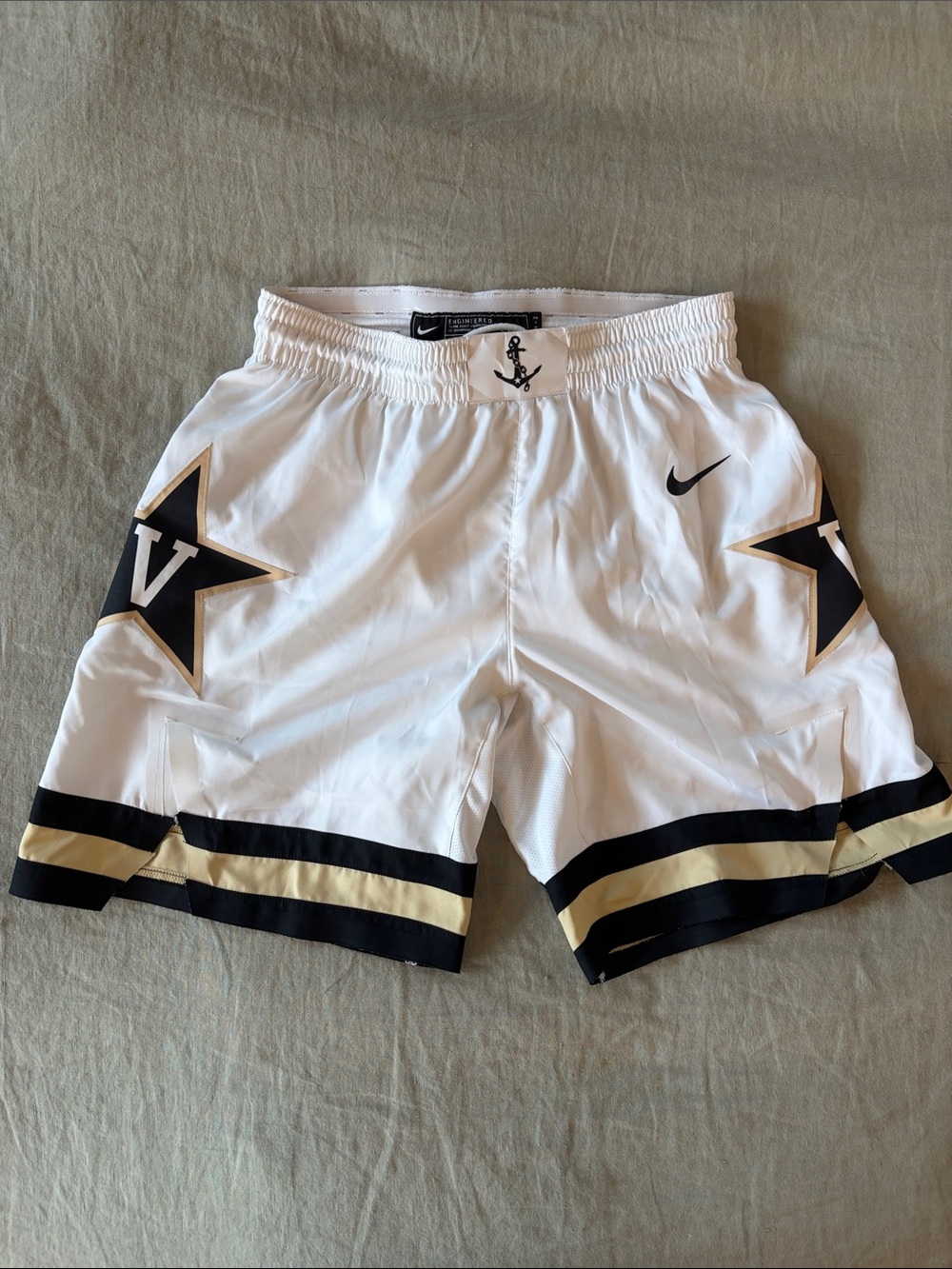 Team IssueNike Men’s White Vanderbilt Star Athletic Shorts